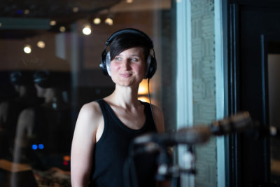Jasmin Gajewski - Singer of Neopera standing with headphones in a recording studio